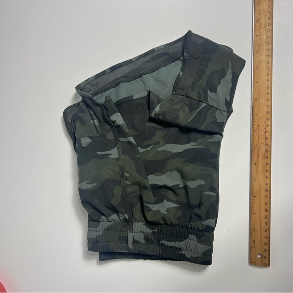 Athleta Racer Run Shorts 4” Olive Camo Lux Mesh Size M - Picture 7 of 9